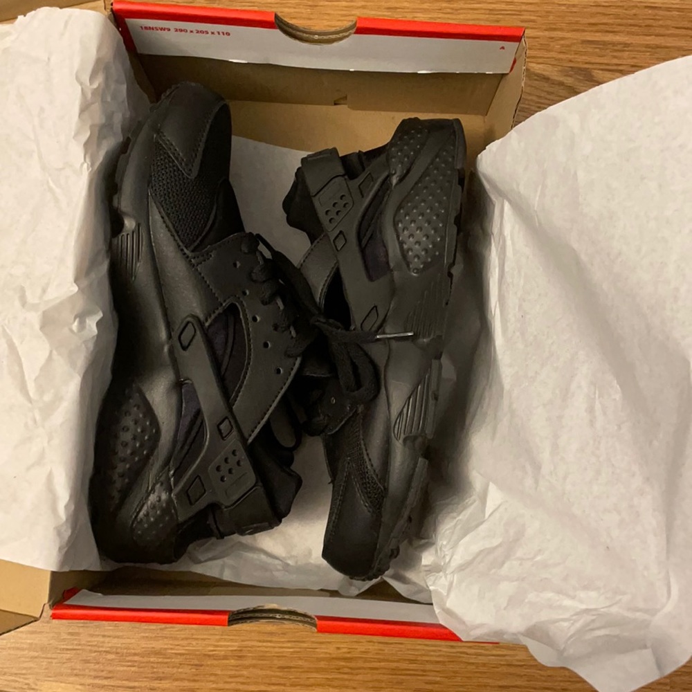 Brand new all black Nike huarache run size 6